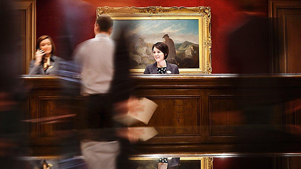 Old Course Hotel St Andrews Esterno foto A hotel receptionist