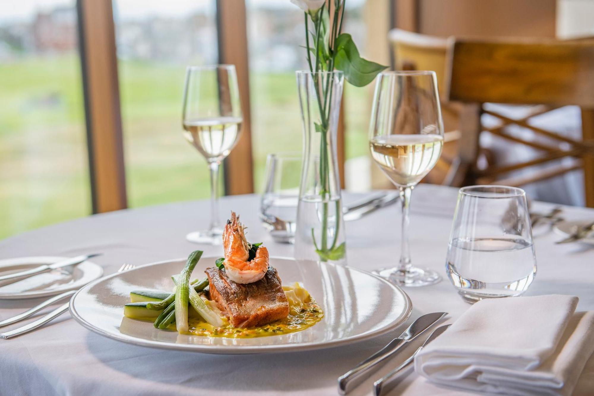 Old Course Hotel St Andrews Esterno foto A meal at the restaurant