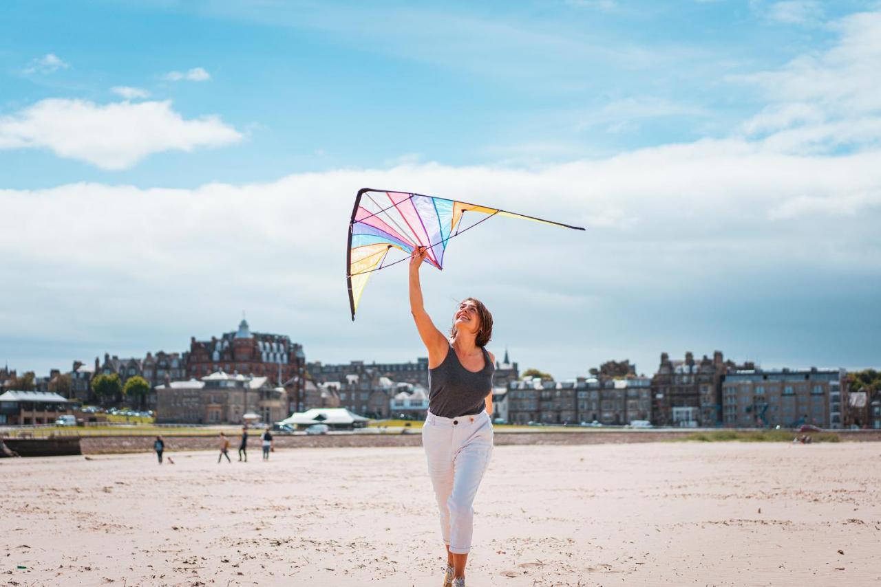 Old Course Hotel St Andrews Esterno foto A woman flying a kite on Portobello Beach