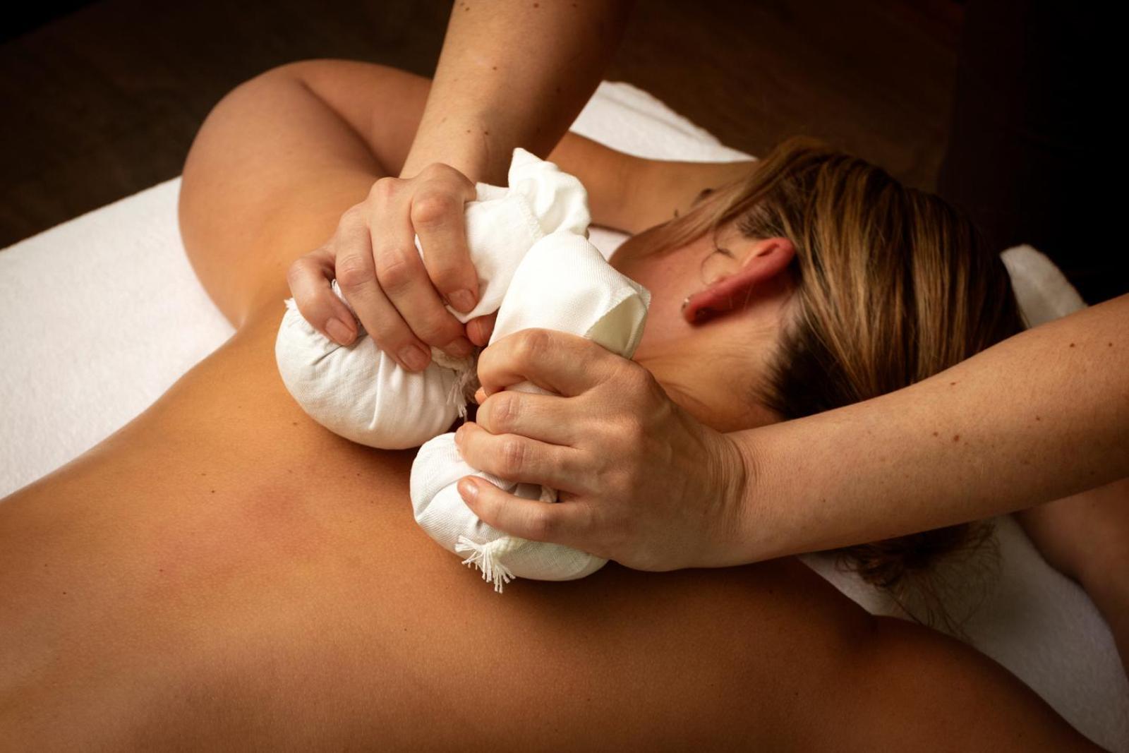Old Course Hotel St Andrews Esterno foto A massage with moxibustion